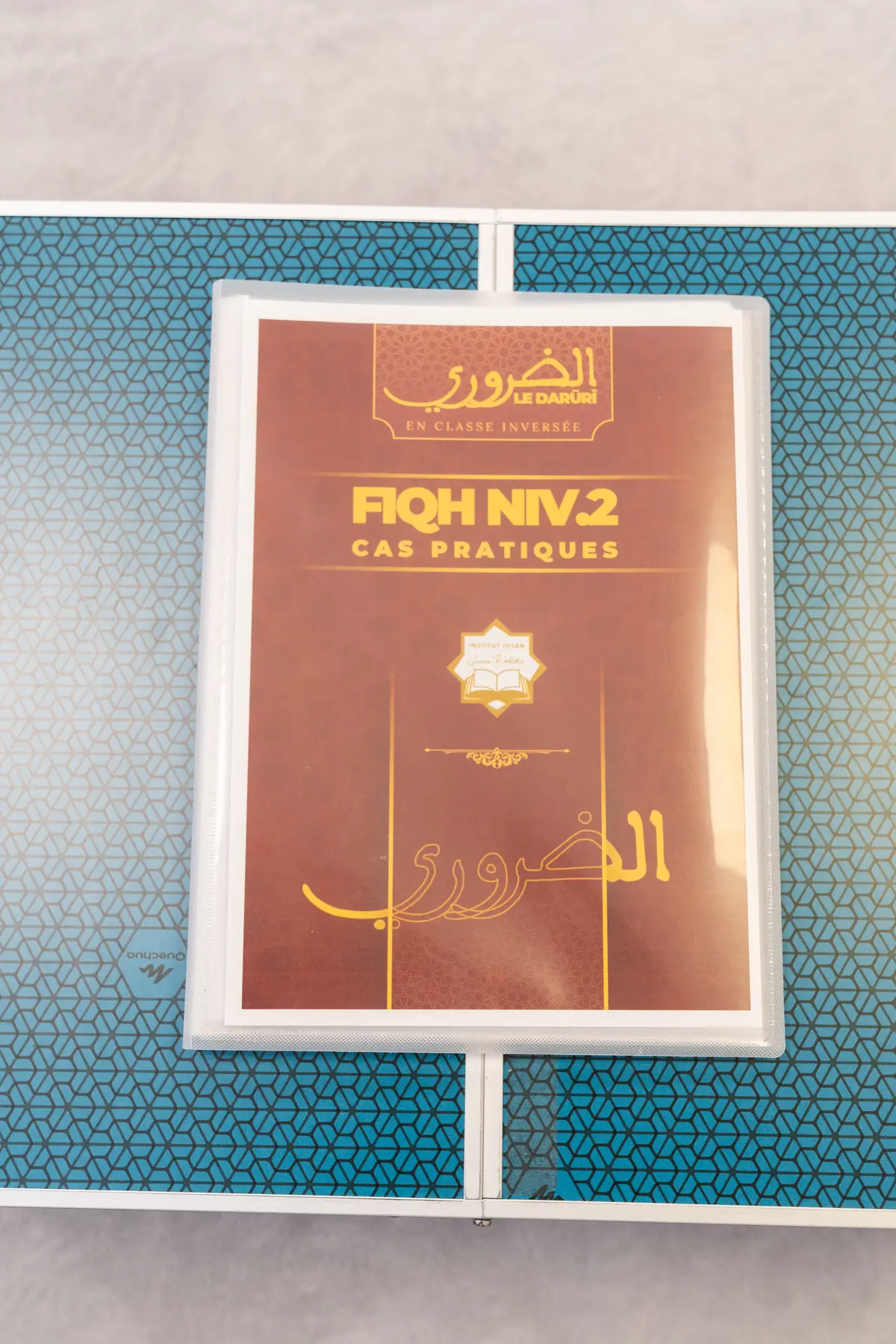 Le fascicule de cas pratiques du Darūrī, fiqh niveau 2 : couverture bordeaux et or au sceau de l’Institut, portant la mention « en classe inversée ».